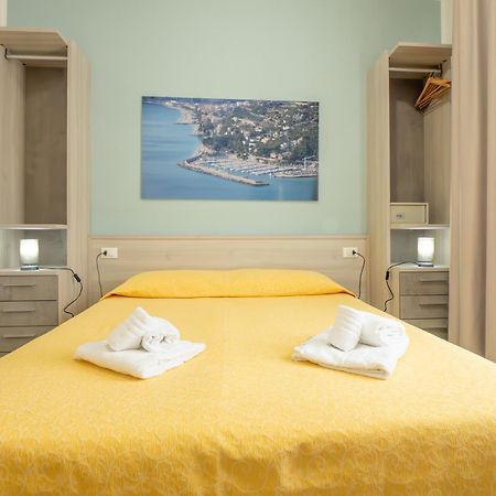 Hotel La Bussola Finale Ligure Ngoại thất bức ảnh